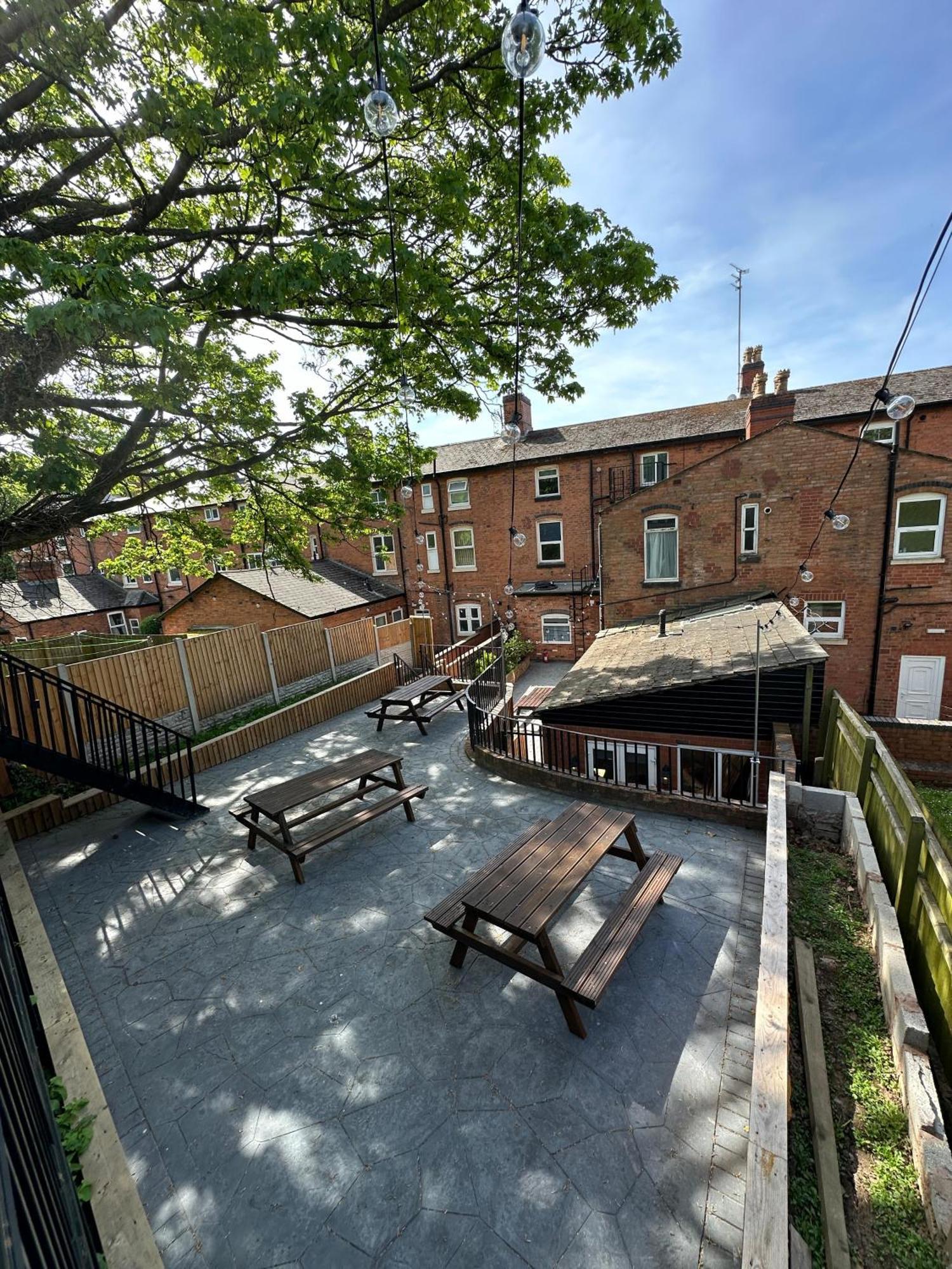 Elegant 5 Bedrooms Split Level *