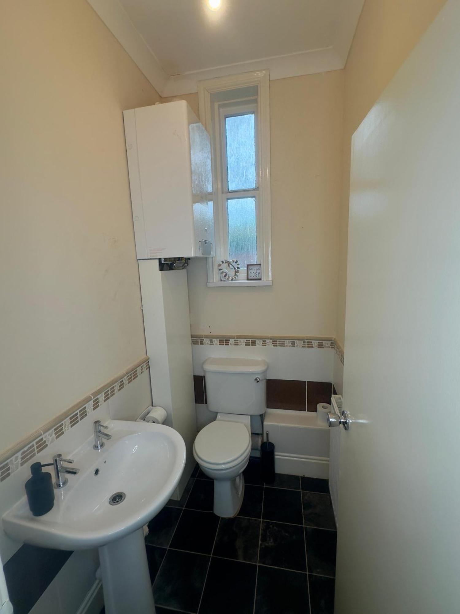 Elegant 5 Bedrooms Split Level Apartment *