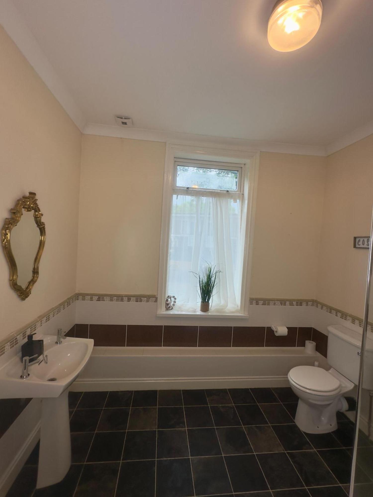Elegant 5 Bedrooms Split Level Apartment Birmingham