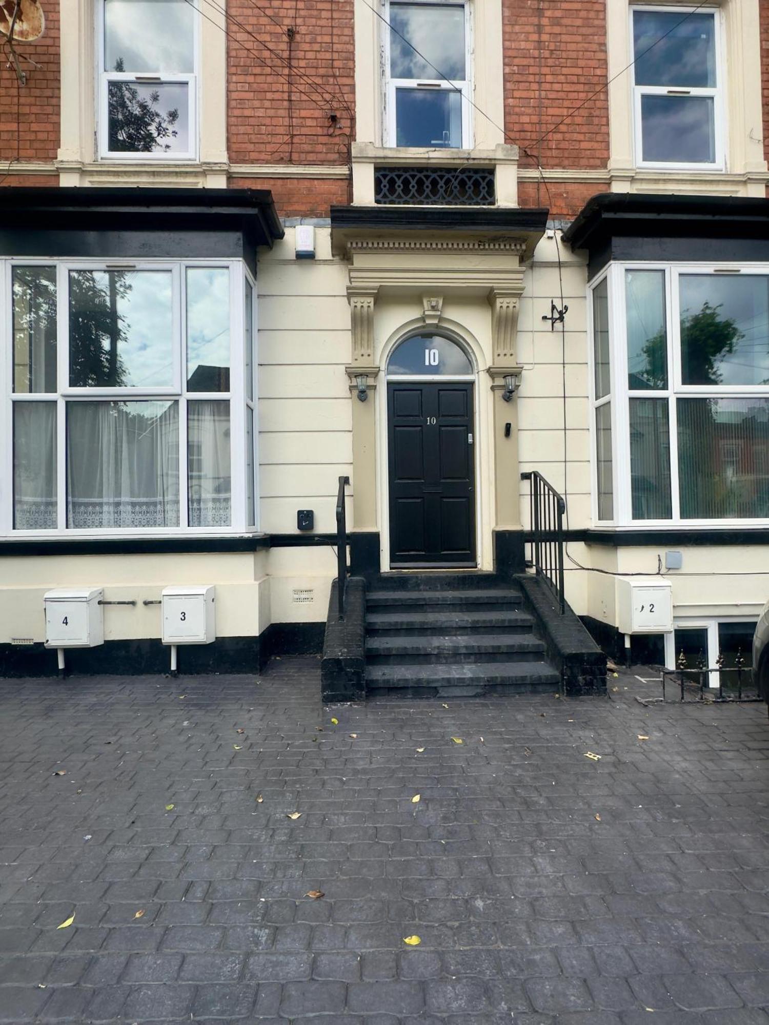 Elegant 5 Bedrooms Split Level Apartment