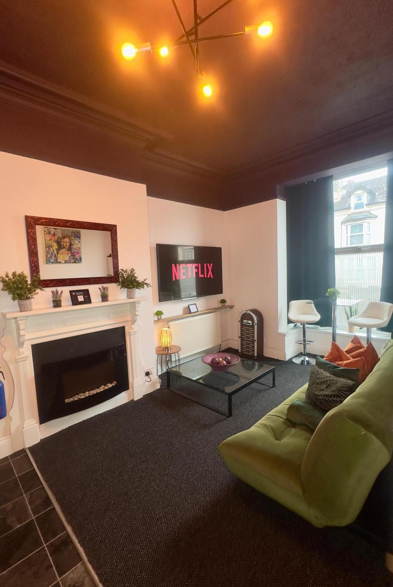 Elegant 5 Bedrooms Split Level Apartment *