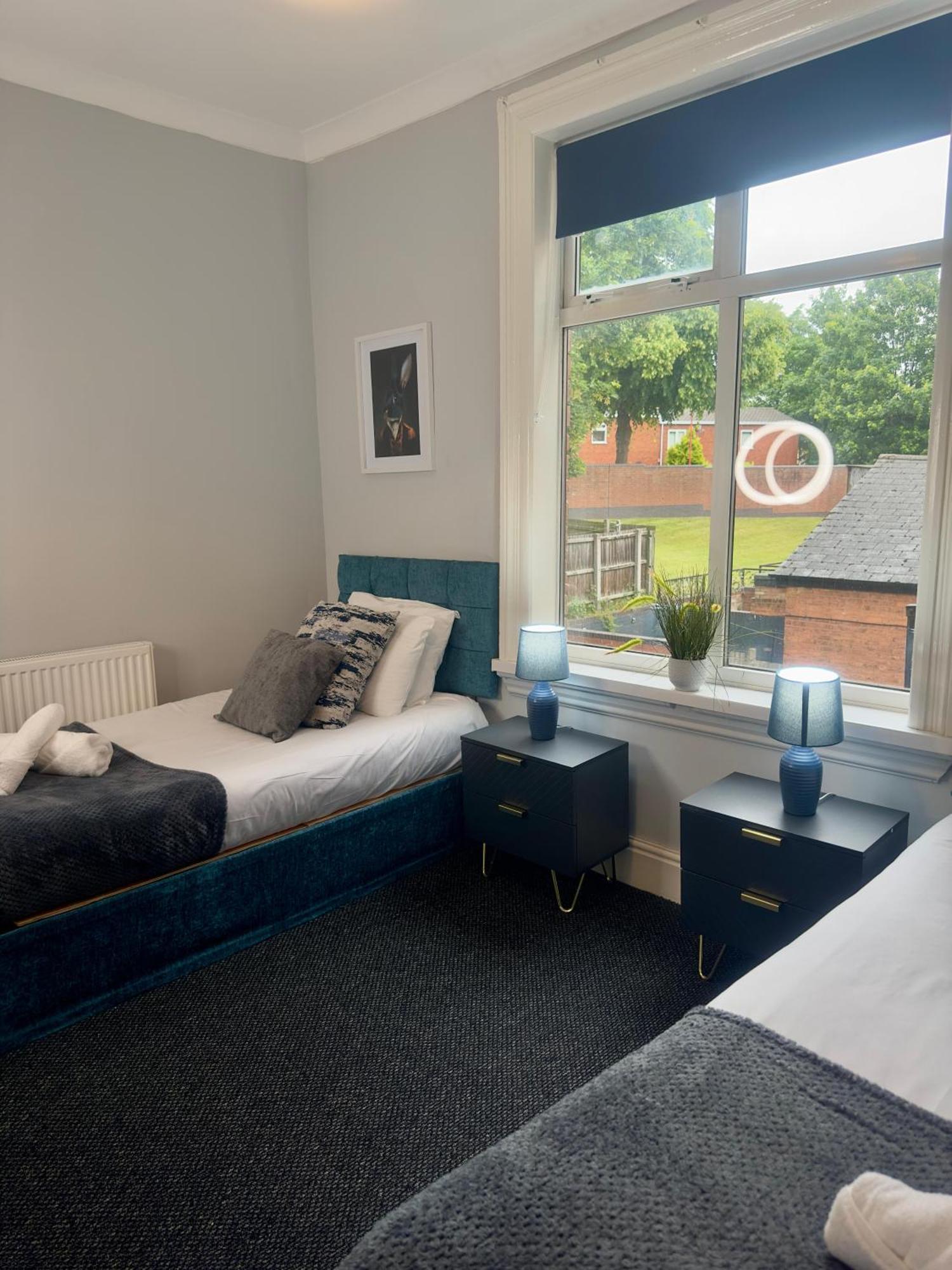 Elegant 5 Bedrooms Split Level Birmingham