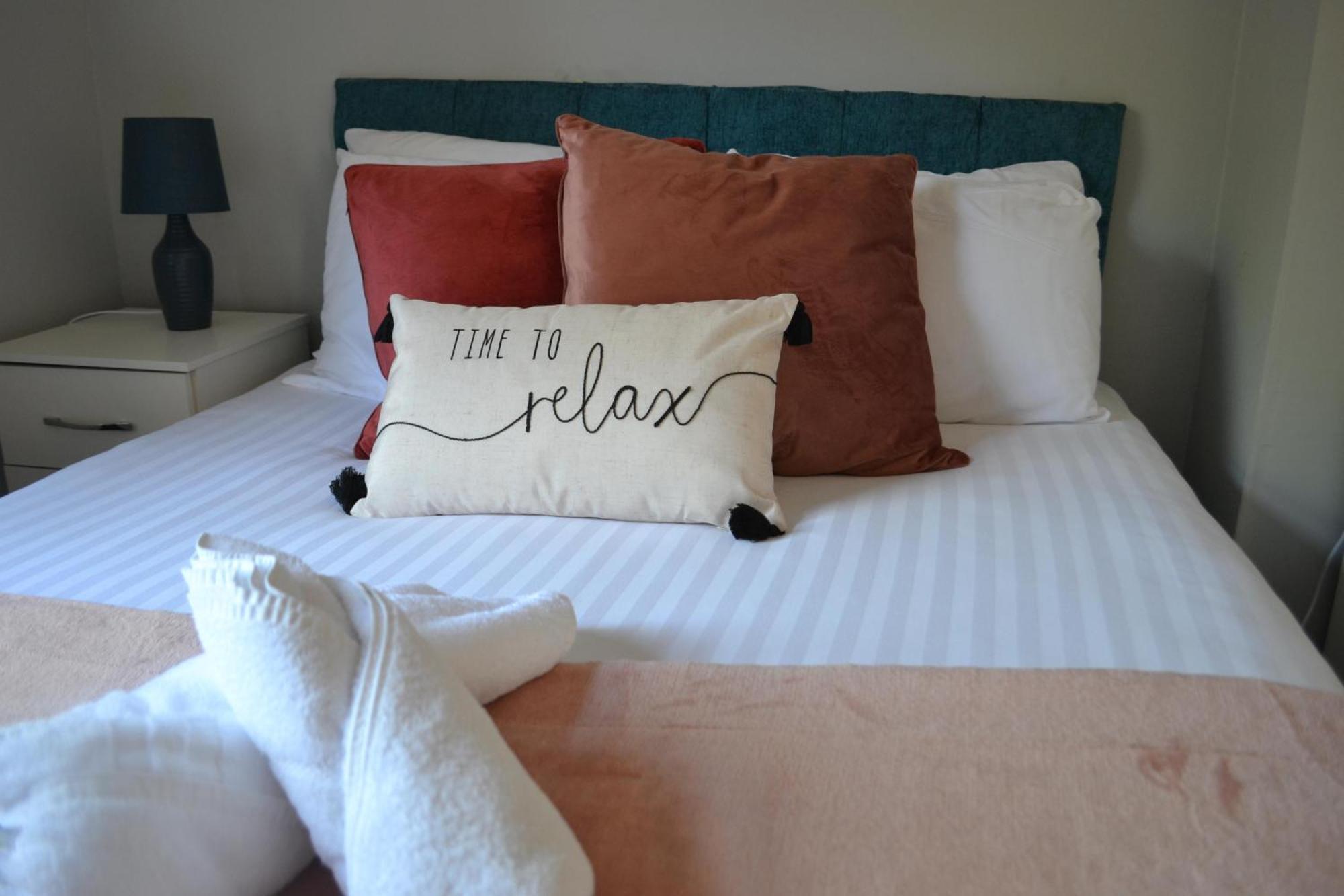 Elegant 5 Bedrooms Split Level Apartment *