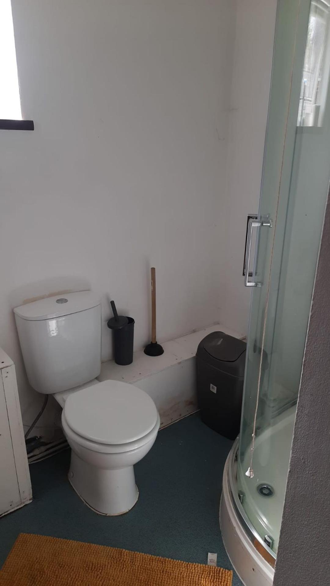 Spacious Twin Double Shared Kitchen & Bathroom Apartment *