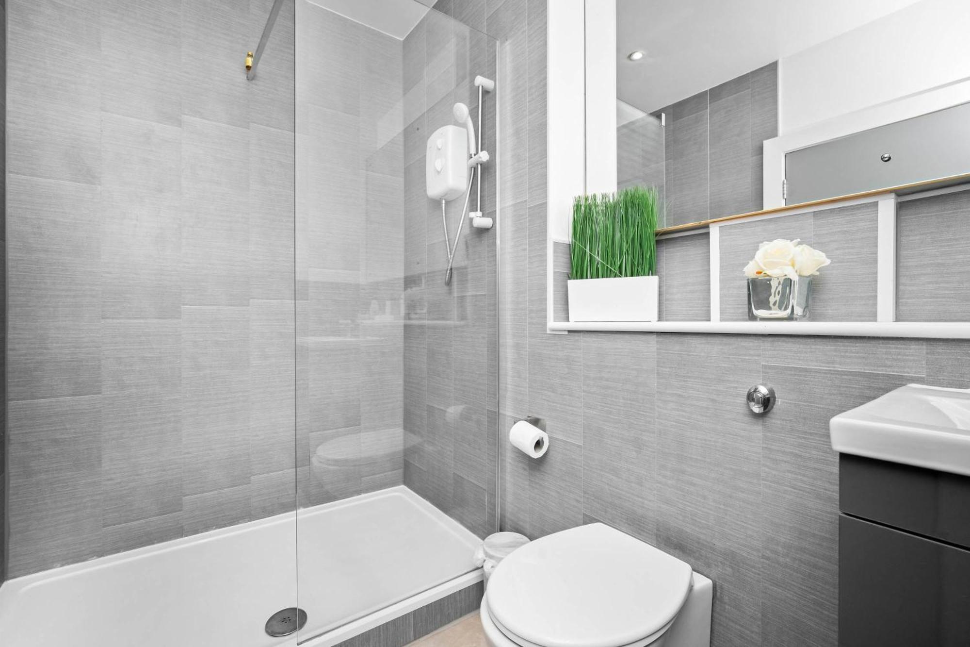 Luxury - Secure Parking - Gated Development - Near Jq & Centre - Rated - Flower - 12sh *