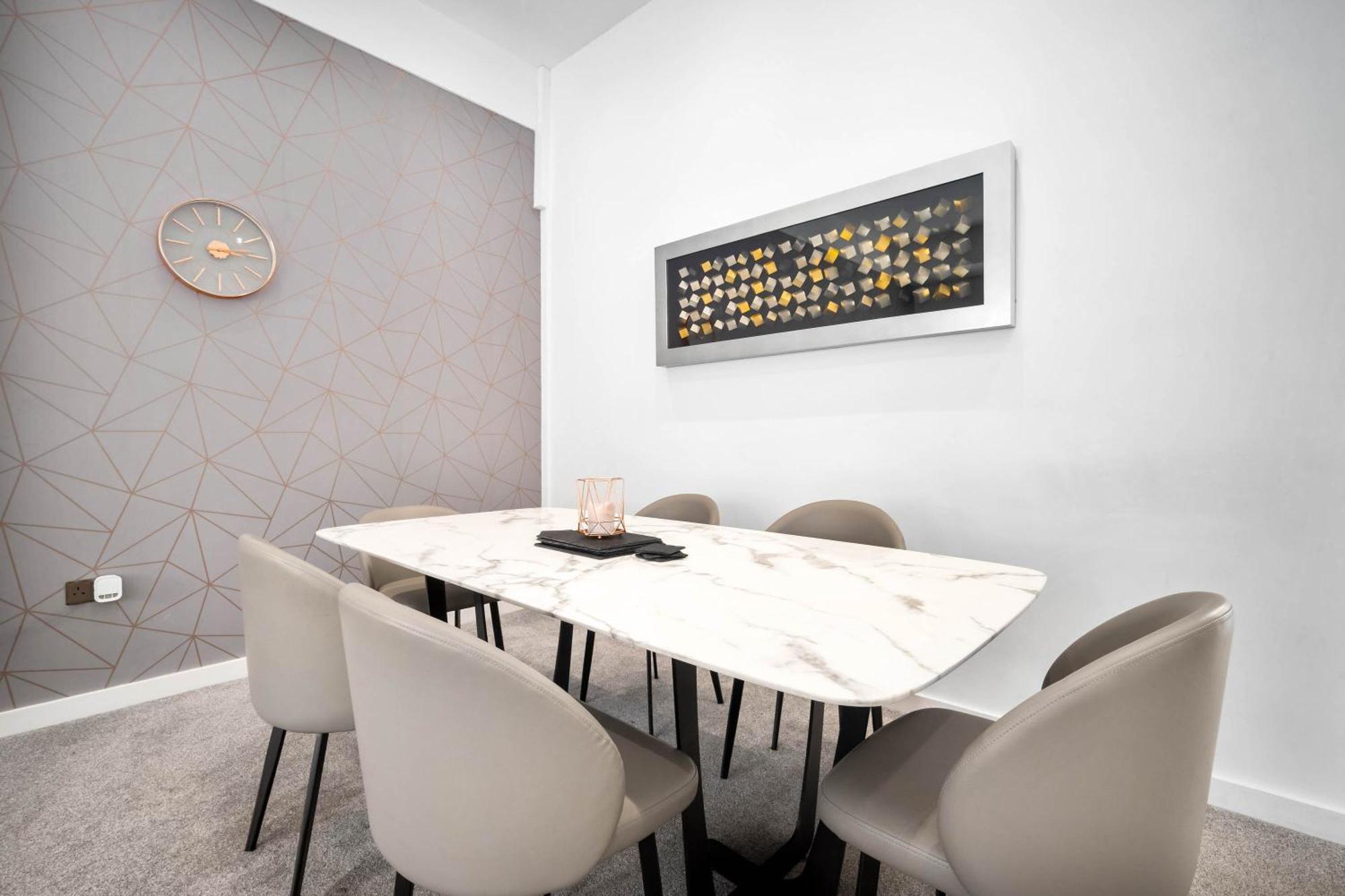Apartment Luxury - Secure Parking - Gated Development - Near Jq & Centre - Rated - Flower - 12sh *