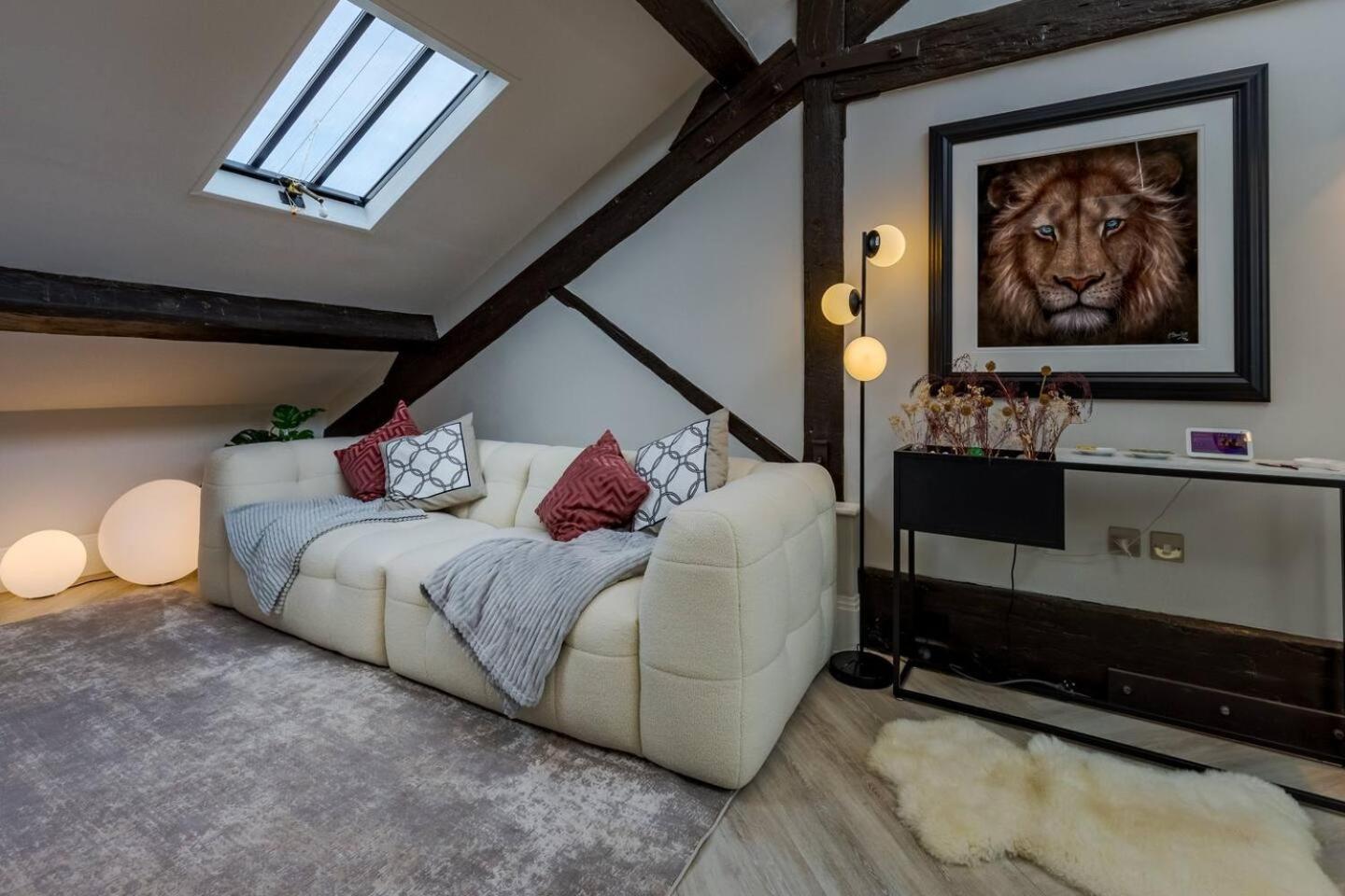 Pass The Keys Exquisite Penthouse Loft Jewellery Q Wparking