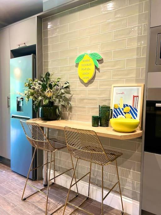 Lemon Drop Wyndale Living Parking Bham Nec Holiday home