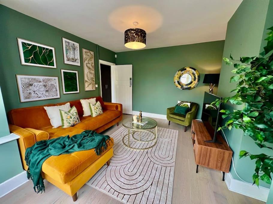 Lemon Drop Wyndale Living Parking Bham Nec Holiday home