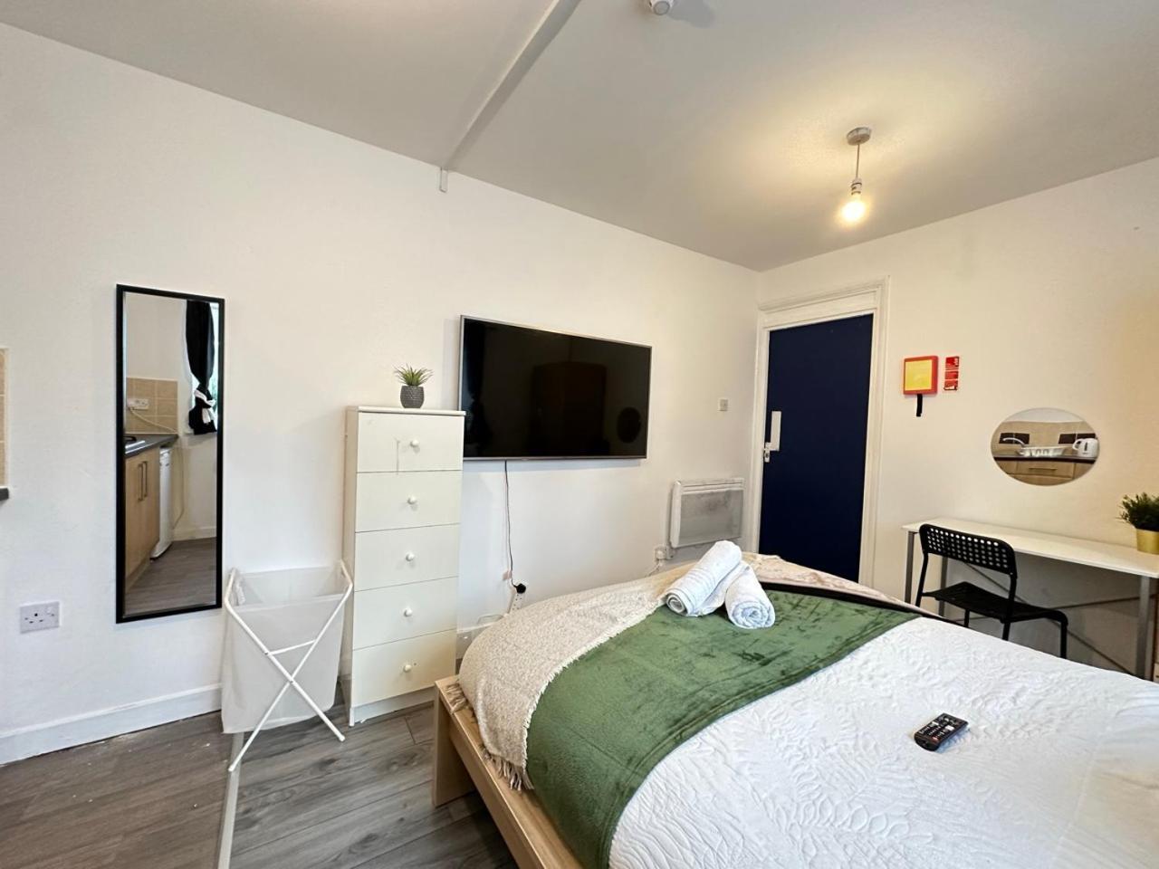 Cozy Urban Retreat Modern 1 Bedroom *