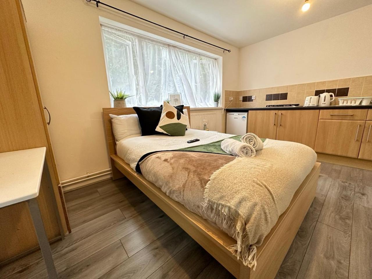Cozy Urban Retreat Modern 1 Bedroom *