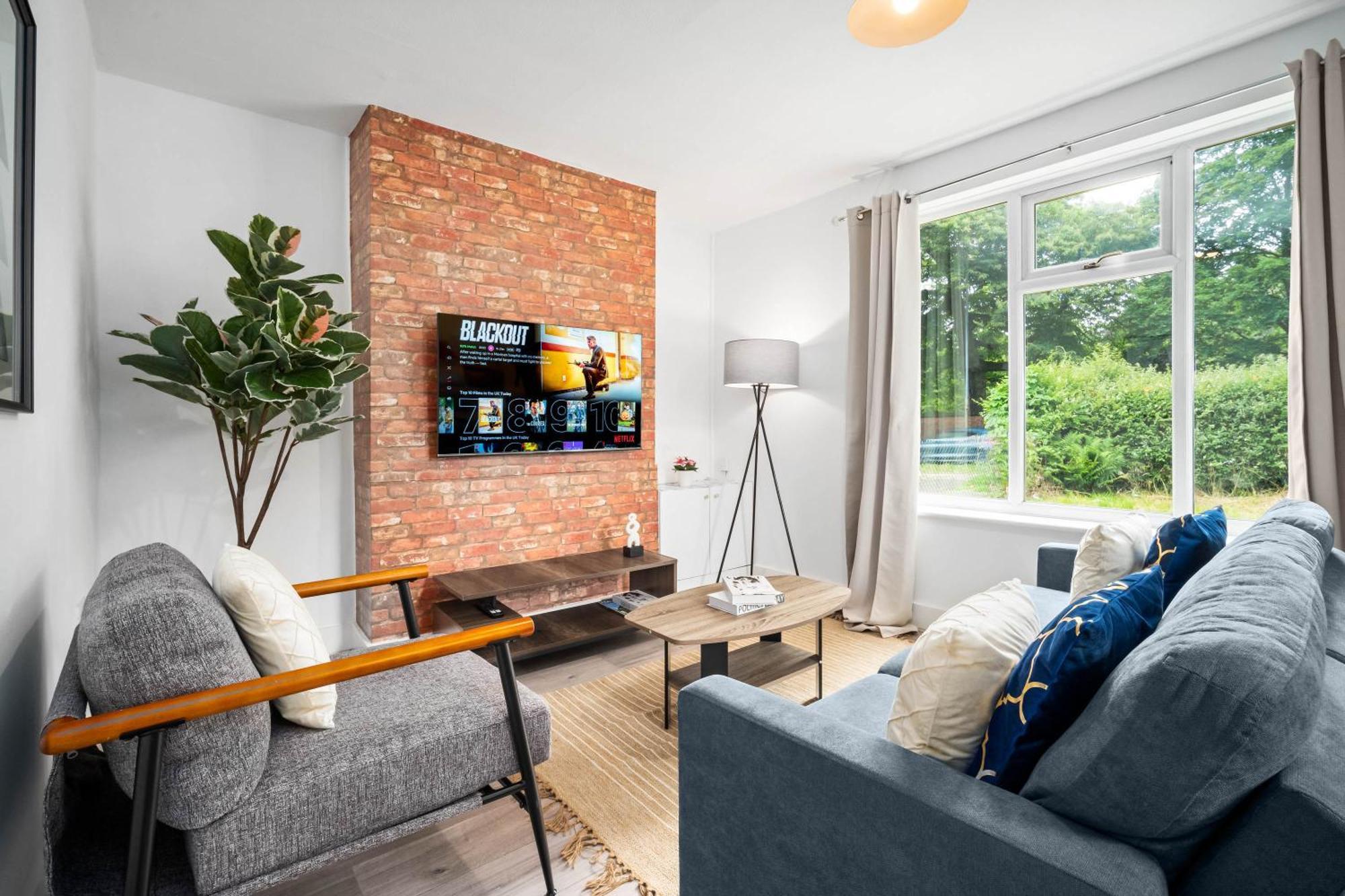 Three Bedroom House - Parking & Garden - Netflix - Wifi - Great Location - 215r Holiday home