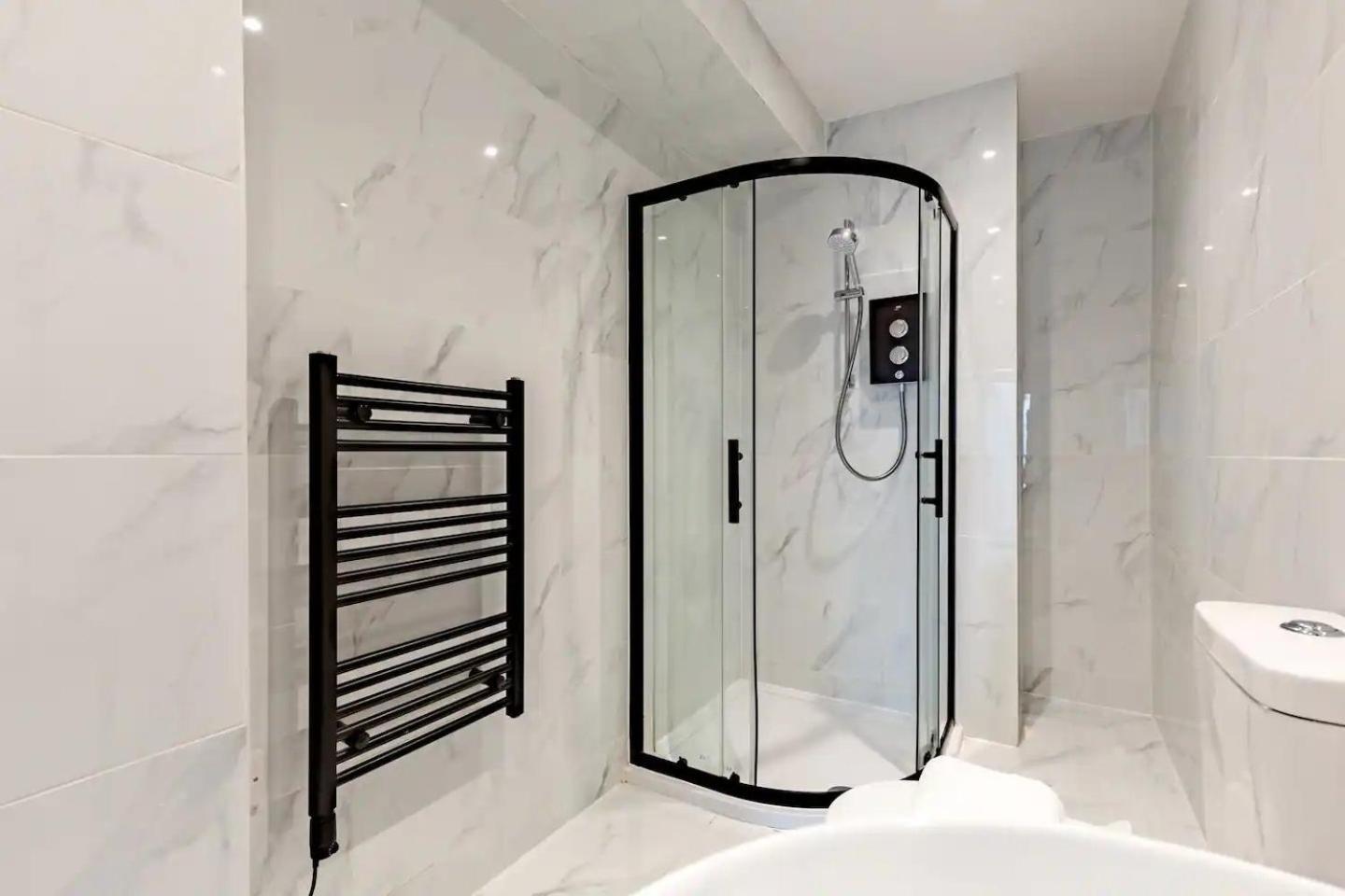 Pass The Keys Flat 10 - Luxurious 1 Bedroom Haven: Elevate Your Experience *