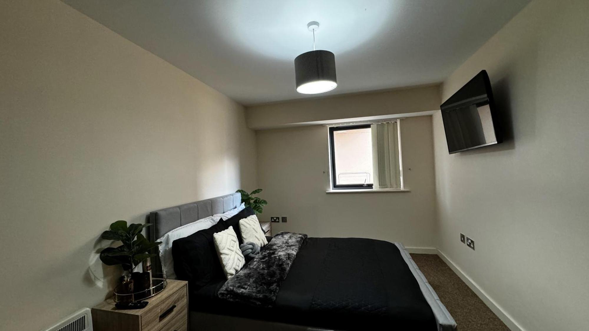 Modern Spacious In Digbeth With Balcony - Netflix, Youtube, Amazon Tv, Superfast Wifi - Just 10 Mins To Centre, Bullring, Train, Coach Station And Fc