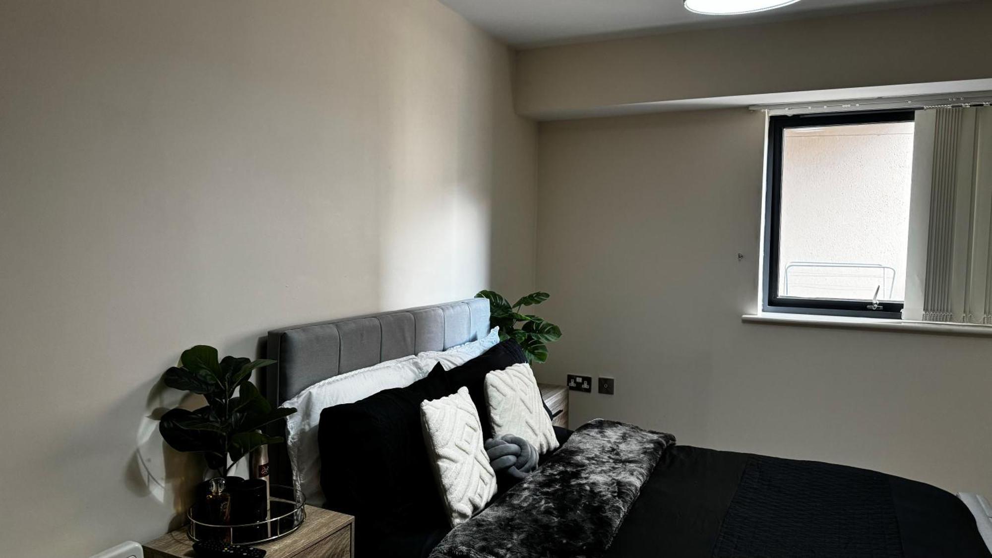 Modern Spacious In Digbeth With Balcony - Netflix, Youtube, Amazon Tv, Superfast Wifi - Just 10 Mins To Centre, Bullring, Train, Coach Station And Fc Apartment Birmingham
