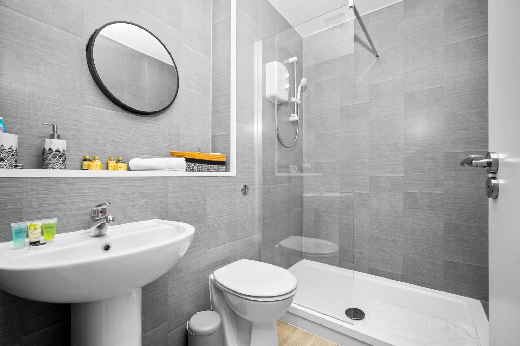 Luxury - Secure Parking - Gated Development - Near Jq & Centre 6sh Apartment