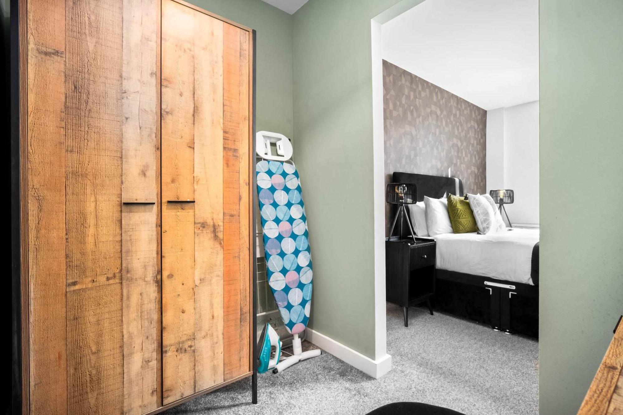 Luxury - Secure Parking - Gated Development - Near Jq & Centre 6sh Apartment *