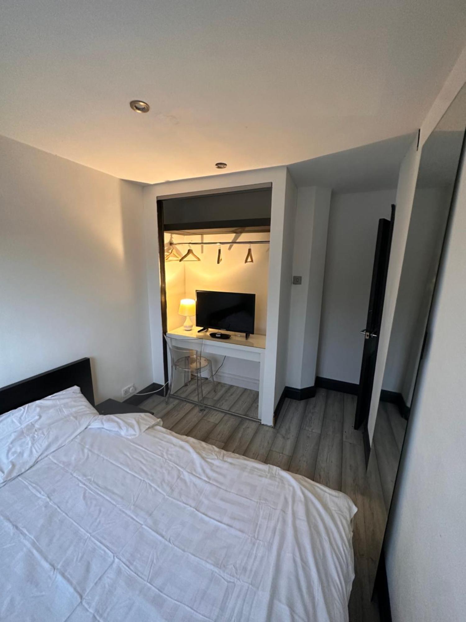 Spacious Double Near Train Station Homestay