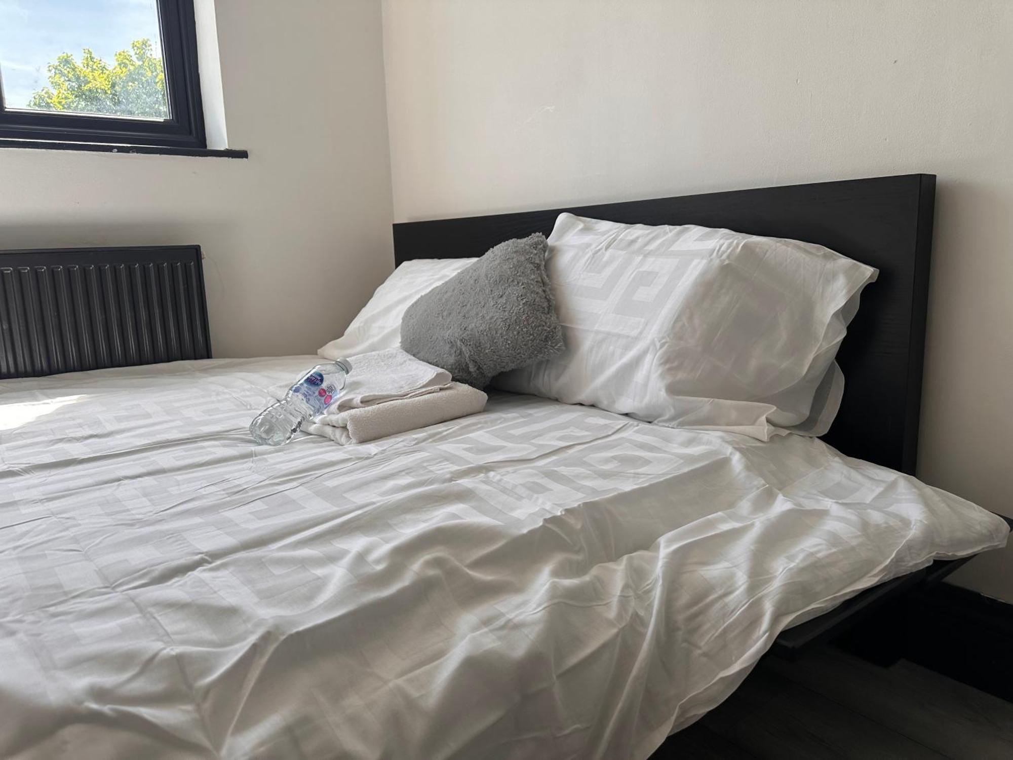 Spacious Double Near Train Station *