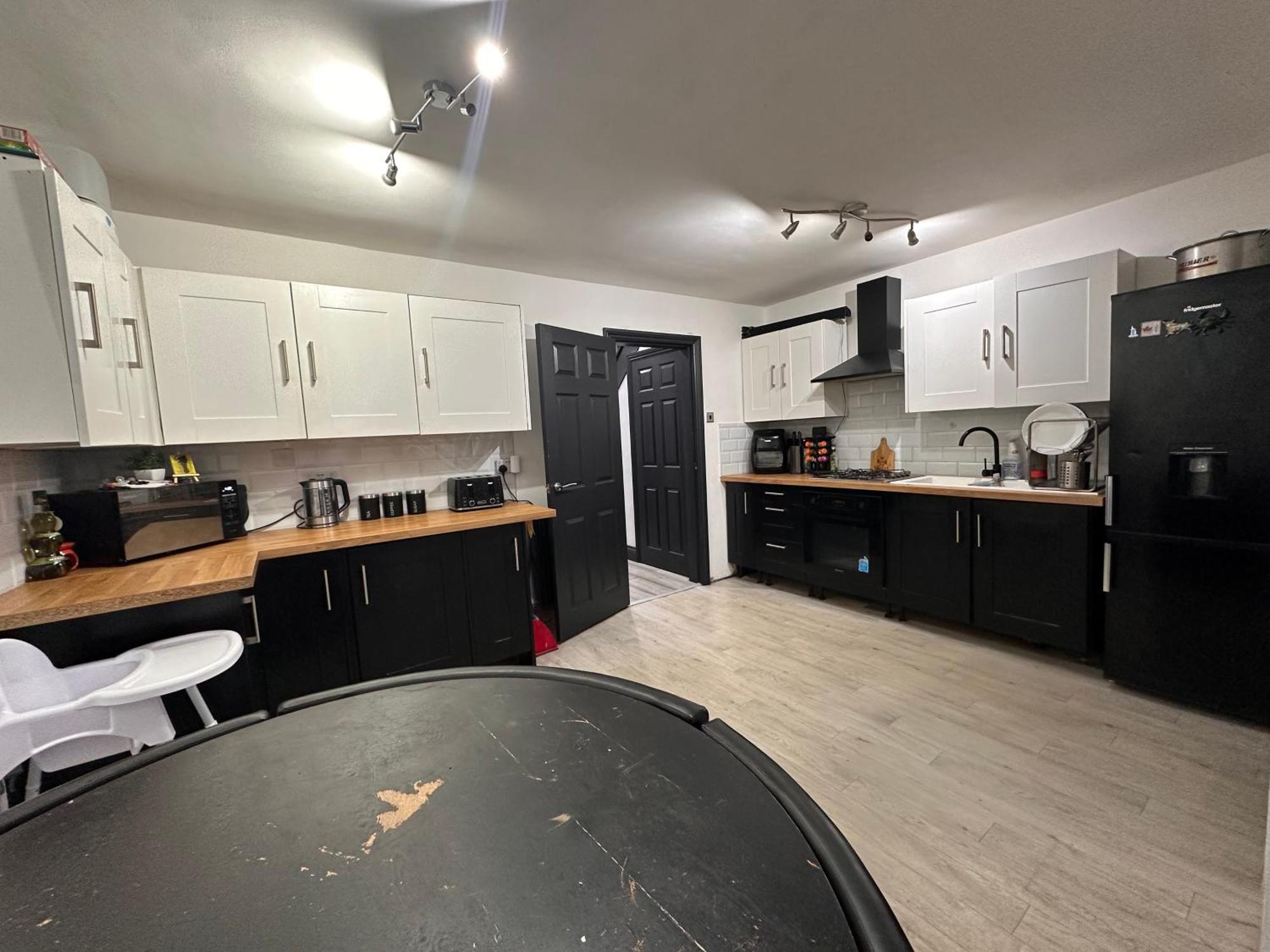 Spacious Double Near Train Station Homestay *