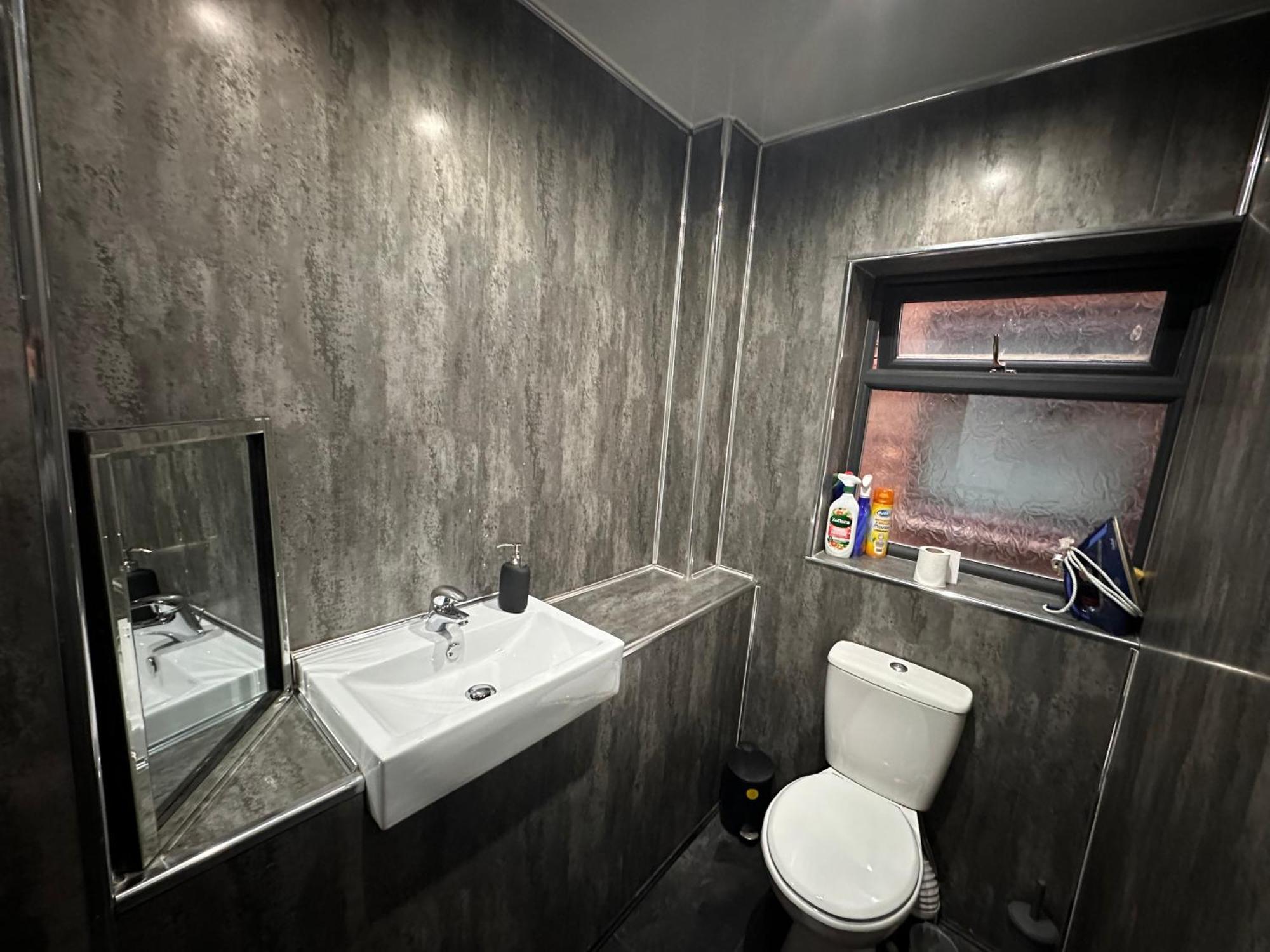 Spacious Double Near Train Station