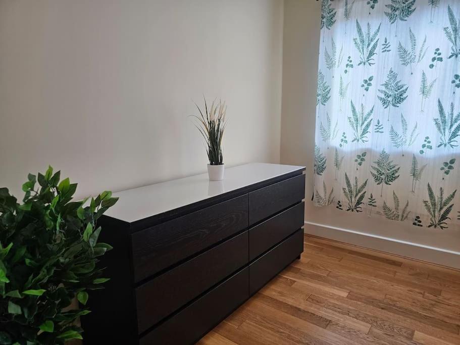 Holiday home House With Secure Free Parking & Garden *