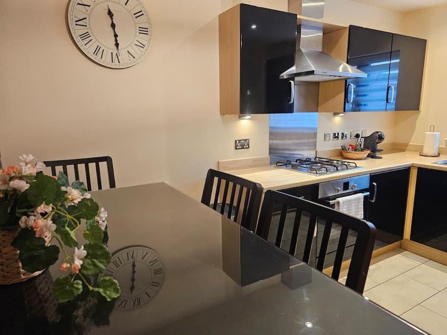 House With Secure Free Parking & Garden