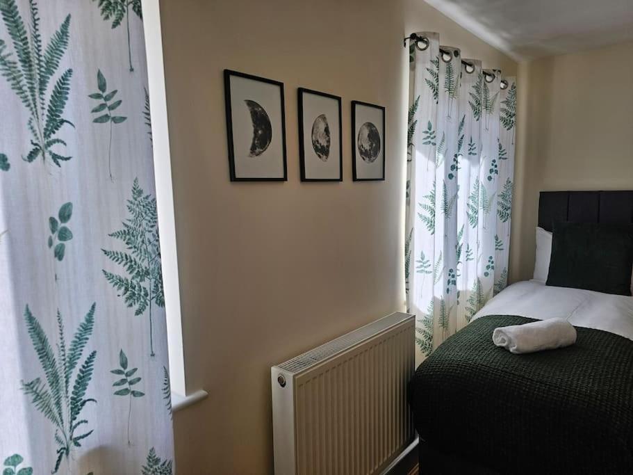House With Secure Free Parking & Garden Holiday home