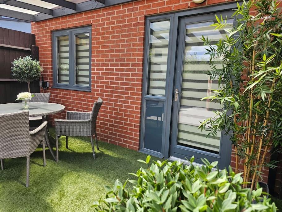 House With Secure Free Parking & Garden * Birmingham