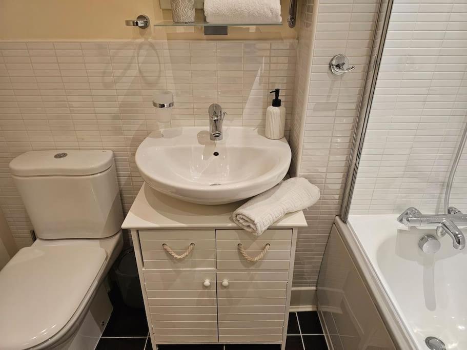House With Secure Free Parking & Garden Holiday home