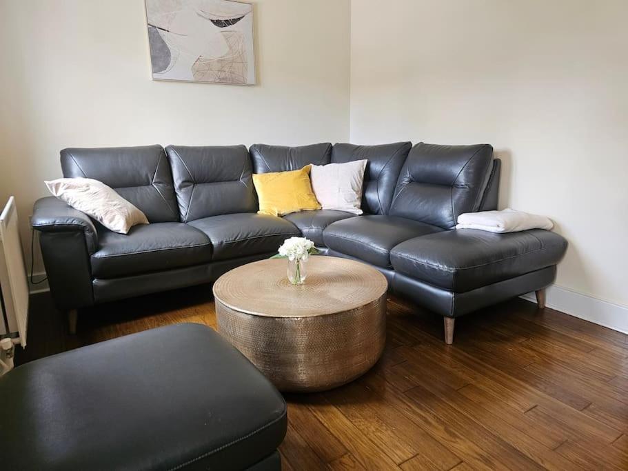 House With Secure Free Parking & Garden Holiday home *