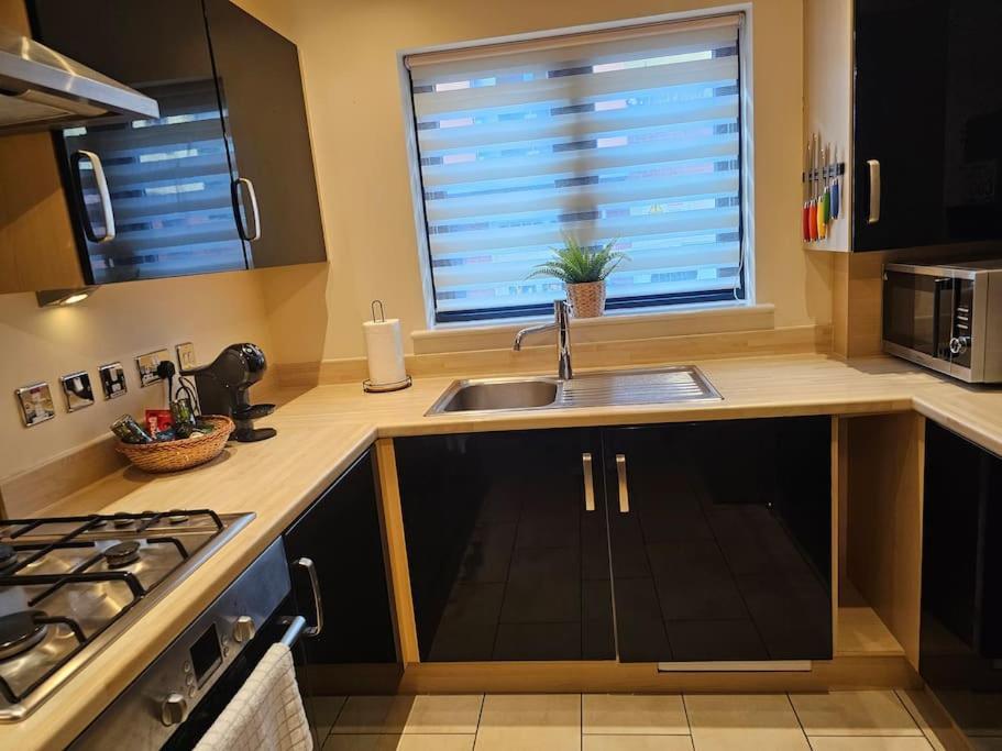 House With Secure Free Parking & Garden