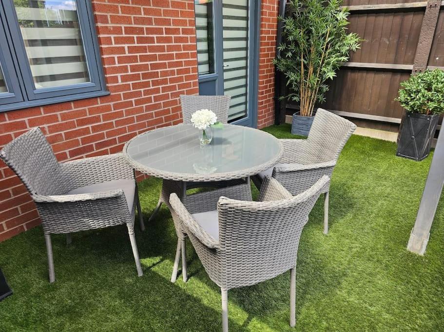 House With Secure Free Parking & Garden Holiday home *