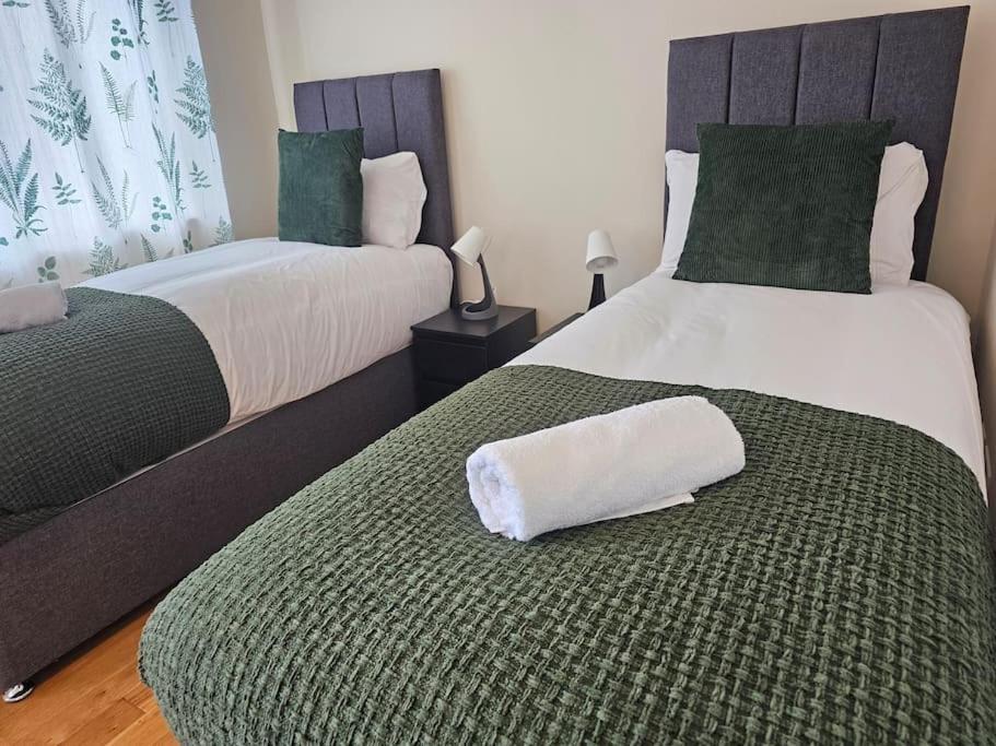 House With Secure Free Parking & Garden Holiday home *