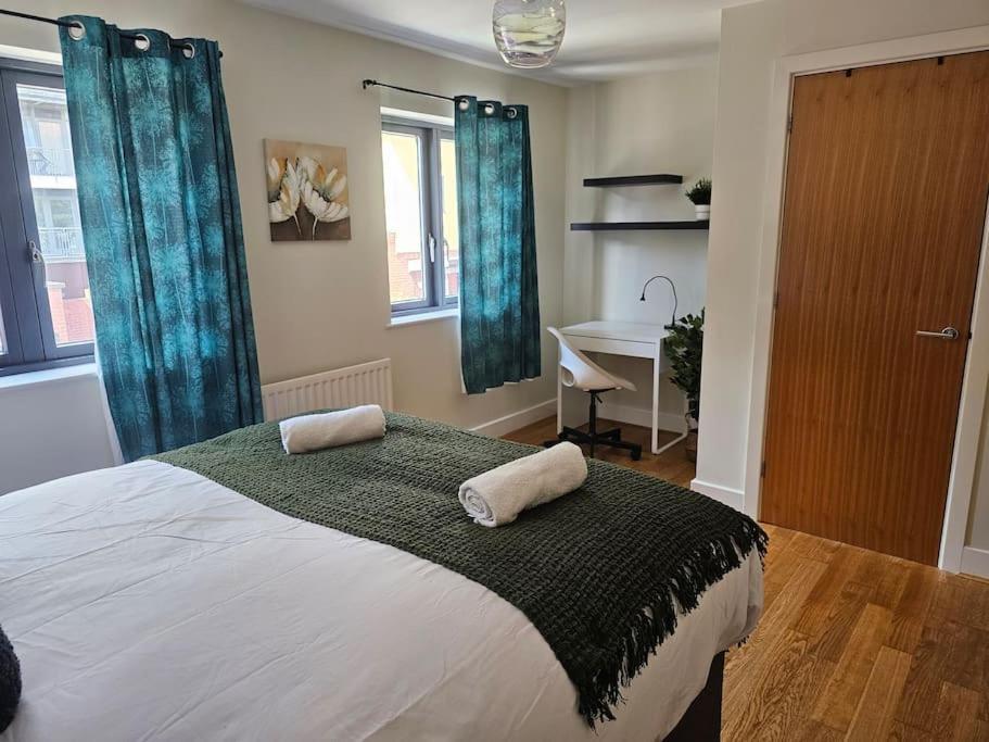 Holiday home House With Secure Free Parking & Garden