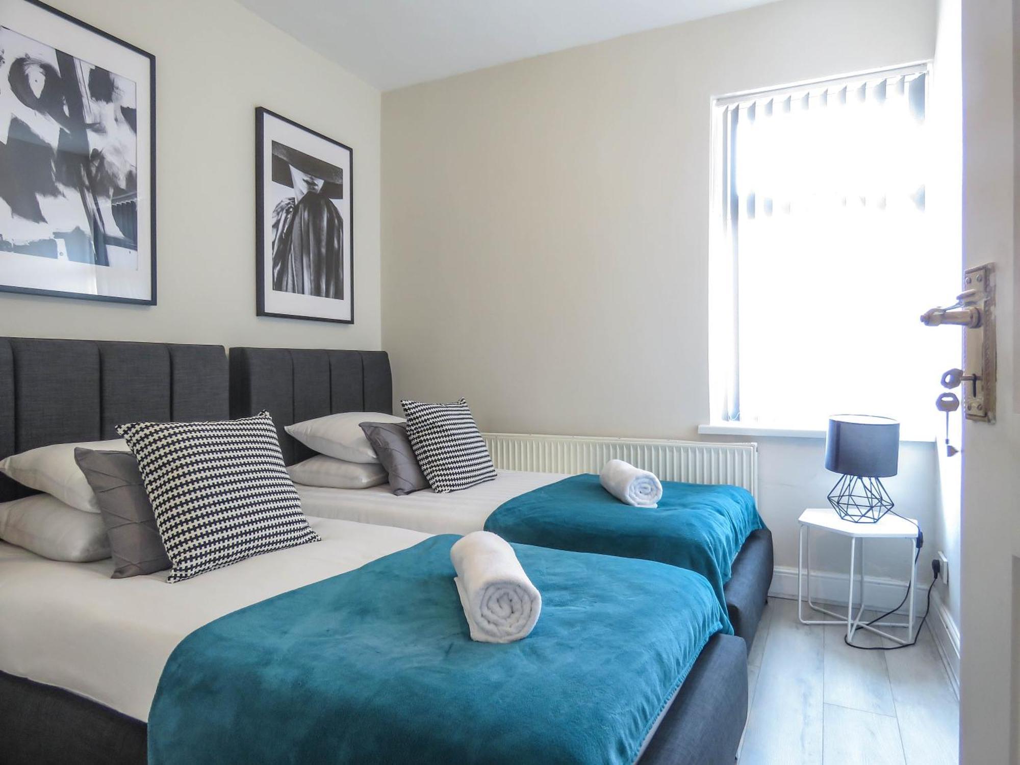 Tudors Esuites 5 Bedroom House Holiday home Birmingham