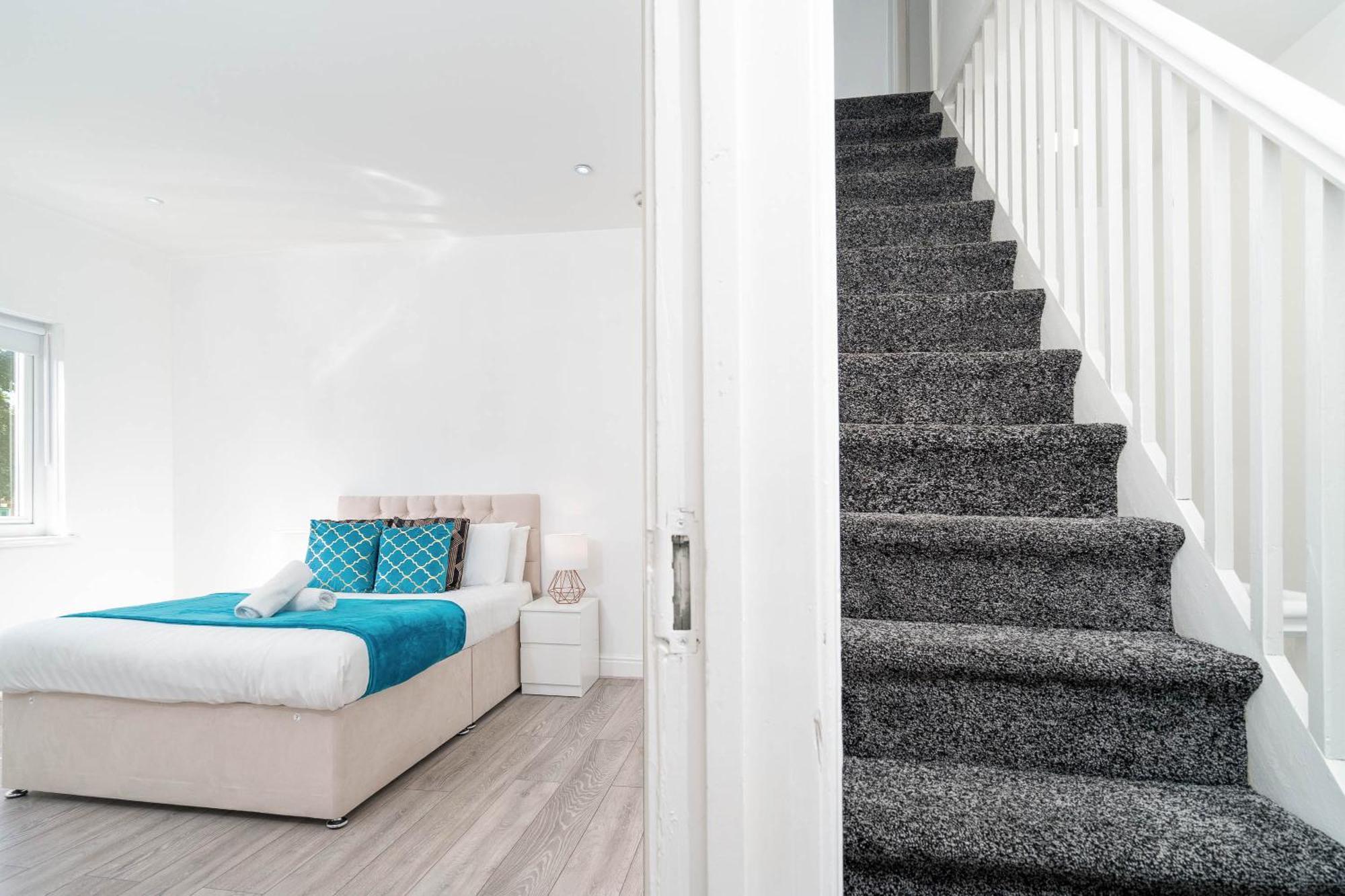Five Bedroom Townhouse - Near Centre - Edgbaston - On Street Parking - Wifi - Netflix - 974p Holiday home *