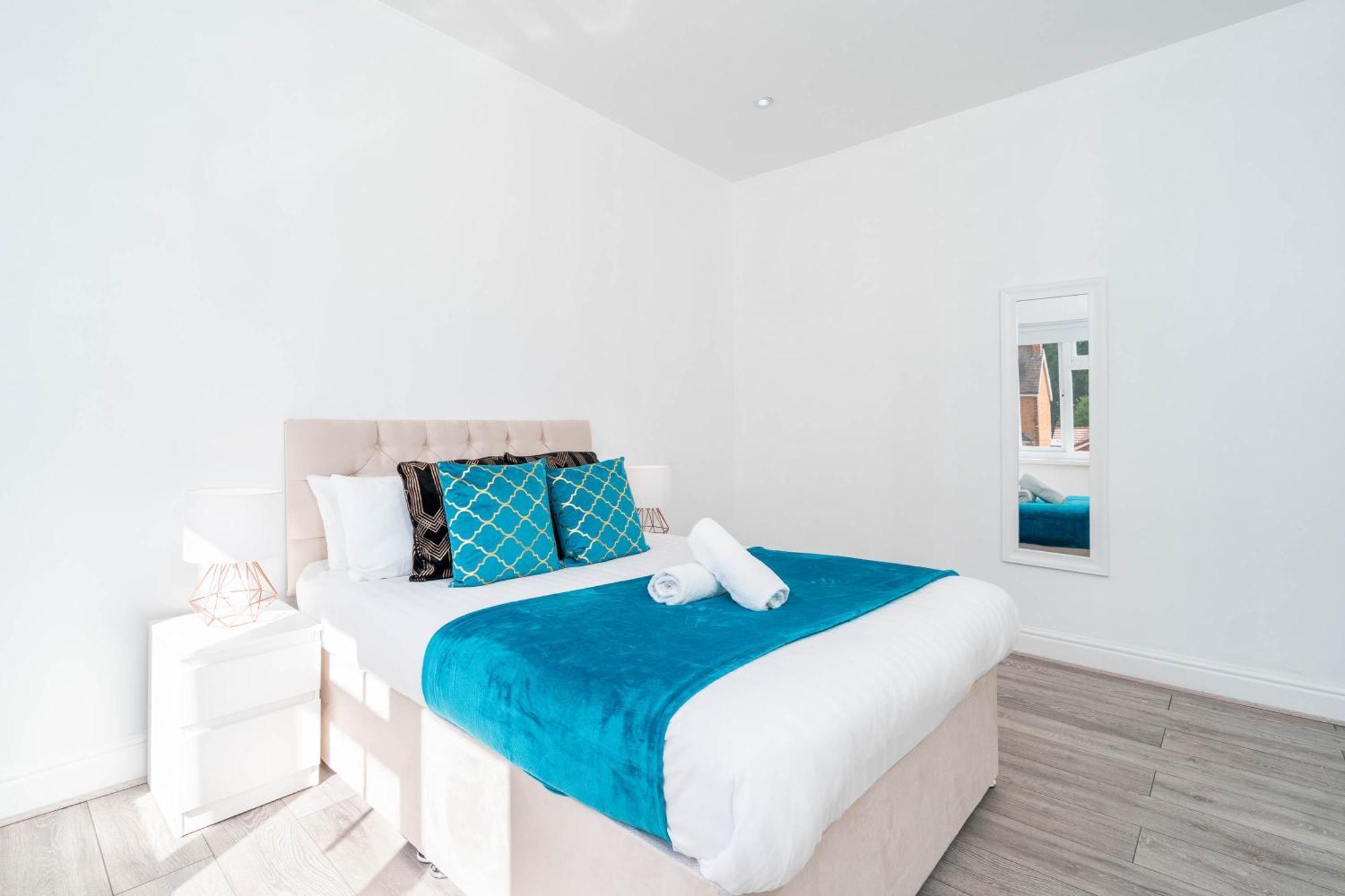 Five Bedroom Townhouse - Near Centre - Edgbaston - On Street Parking - Wifi - Netflix - 974p Holiday home Birmingham
