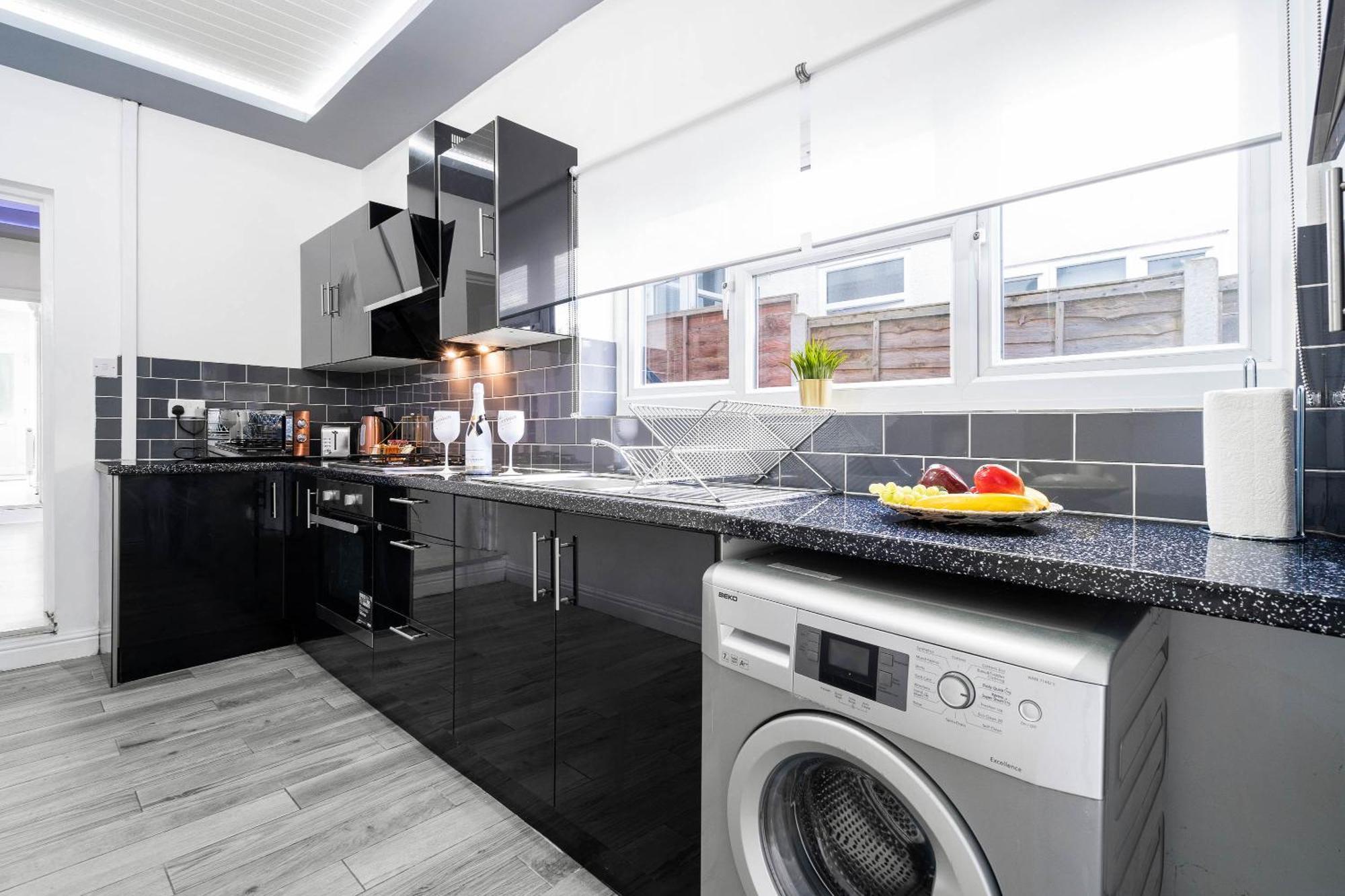 Five Bedroom Townhouse - Near Centre - Edgbaston - On Street Parking - Wifi - Netflix - 974p