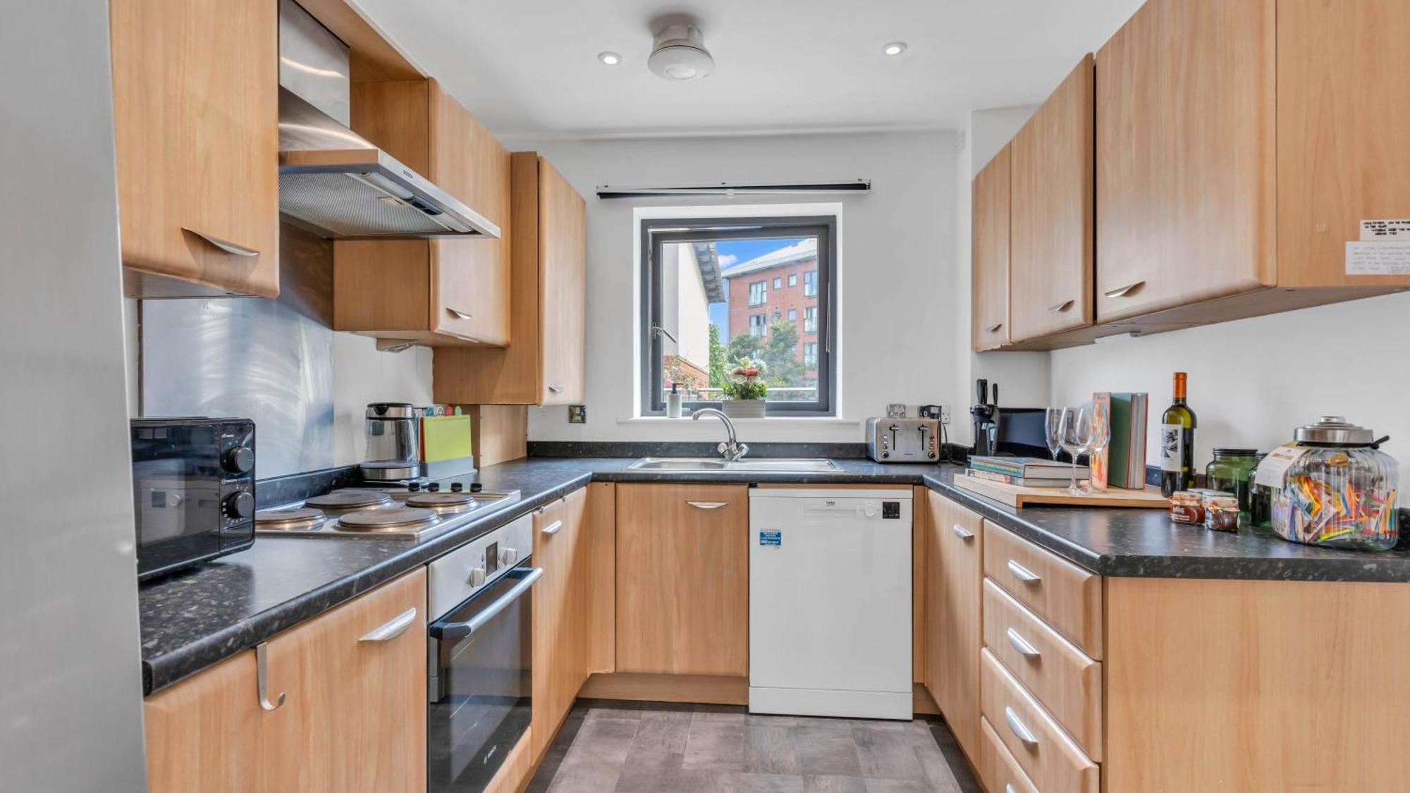 Newly Renovated 3- Bed House In City Centre, Secure Private Parking Holiday home Birmingham