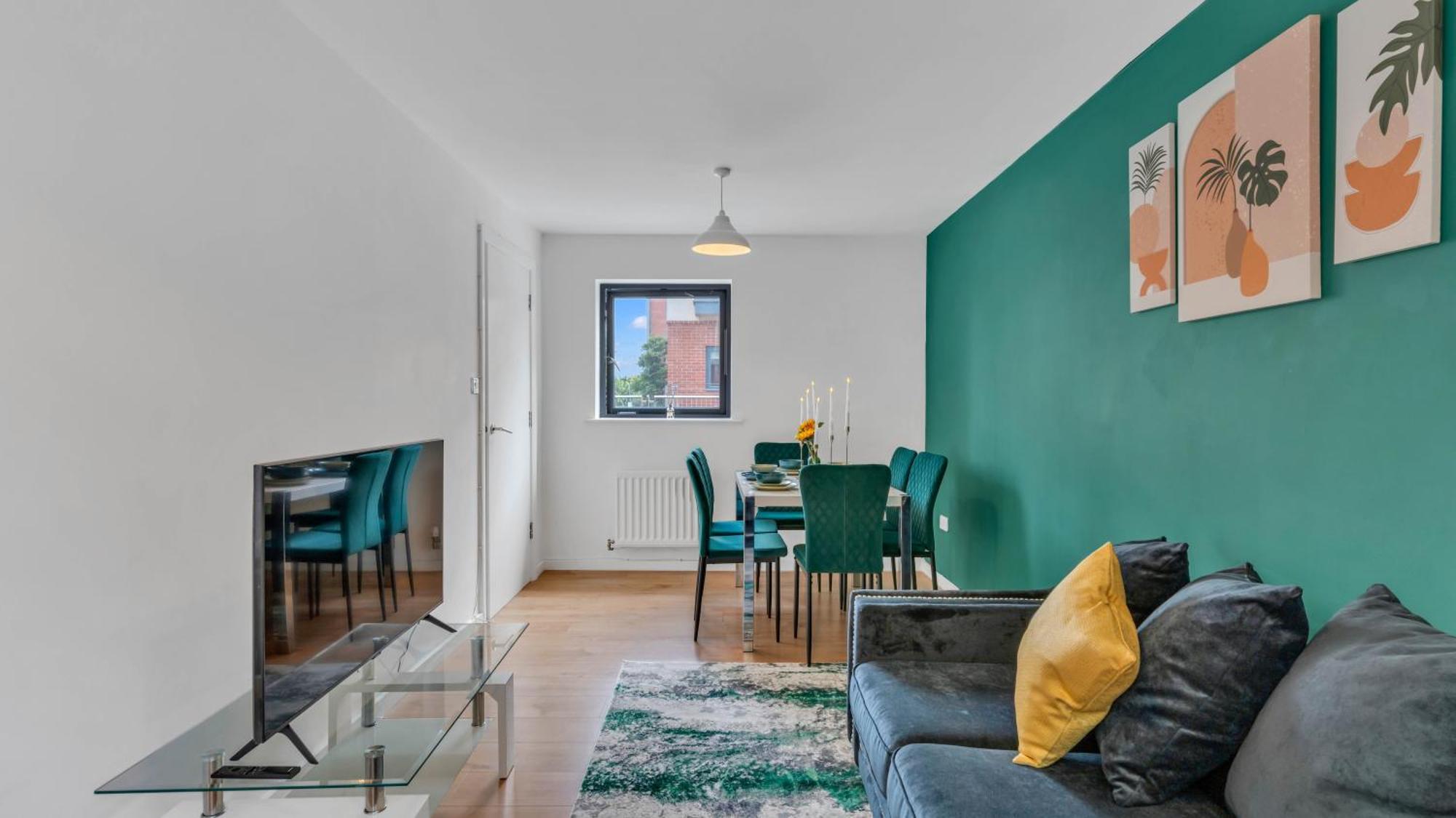 Newly Renovated 3- Bed House In City Centre, Secure Private Parking *