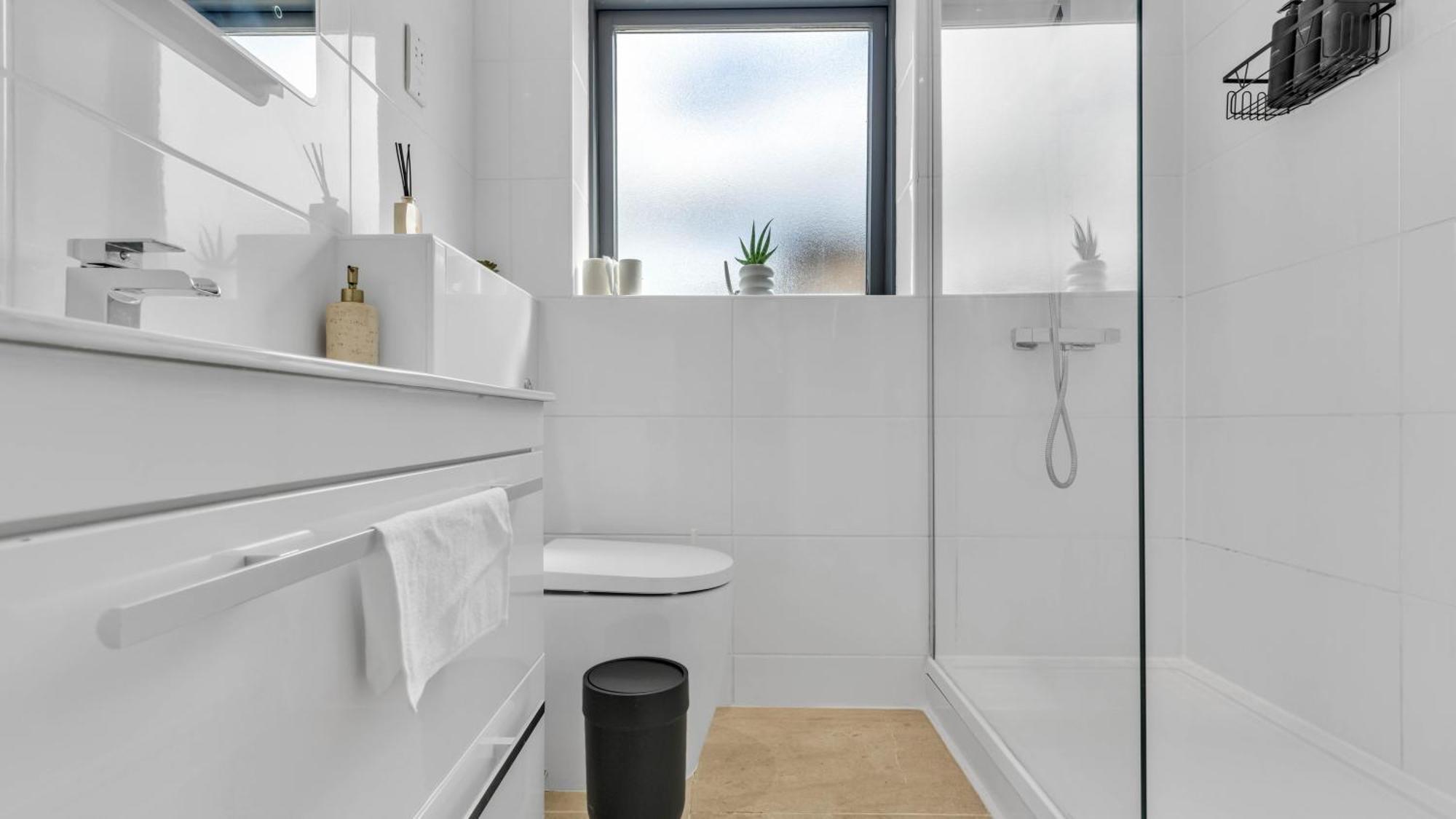 Newly Renovated 3- Bed House In City Centre, Secure Private Parking Birmingham