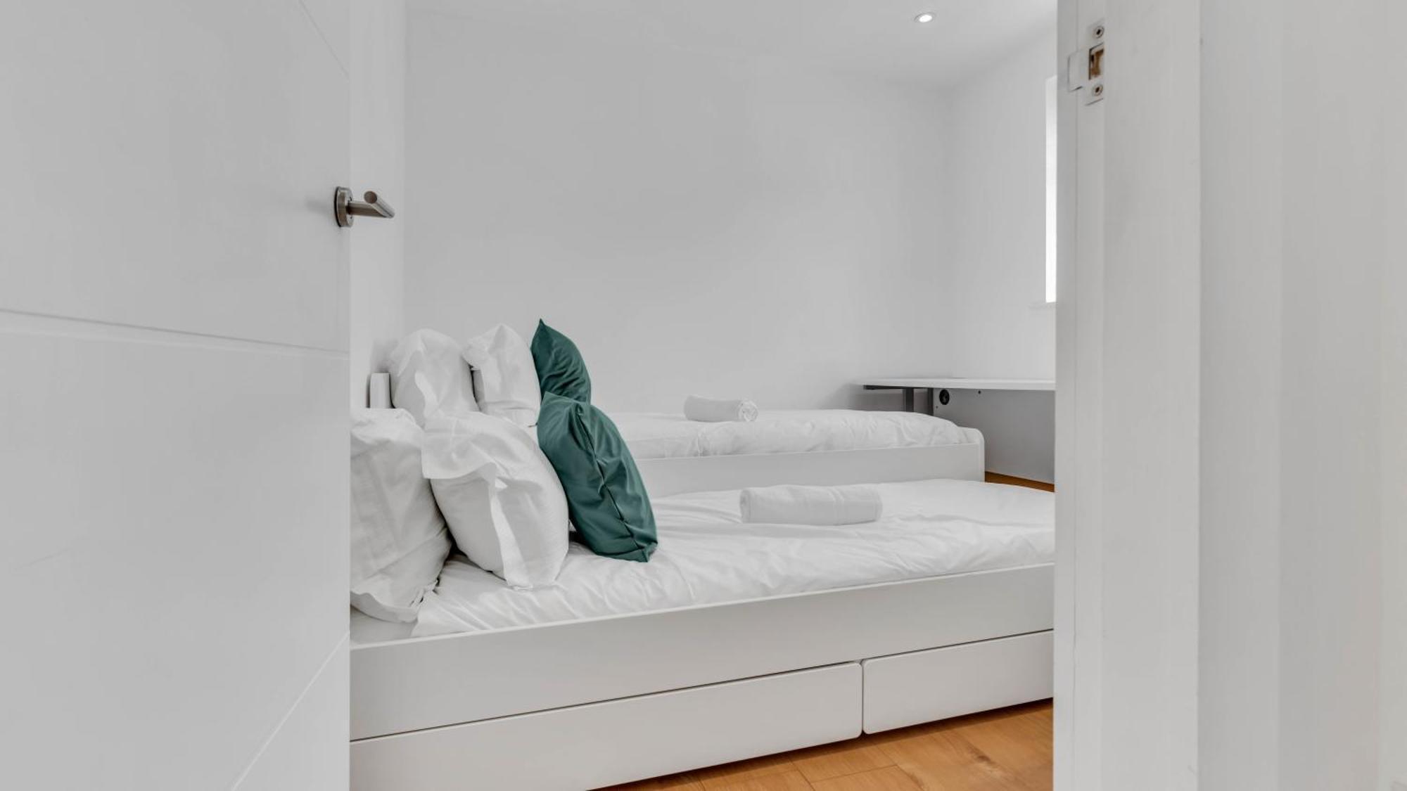 Newly Renovated 3- Bed House In City Centre, Secure Private Parking * Birmingham