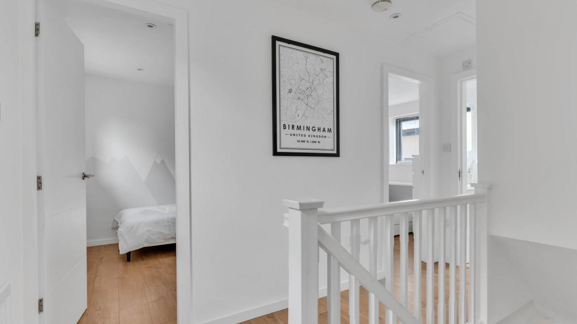 Newly Renovated 3- Bed House In City Centre, Secure Private Parking Holiday home