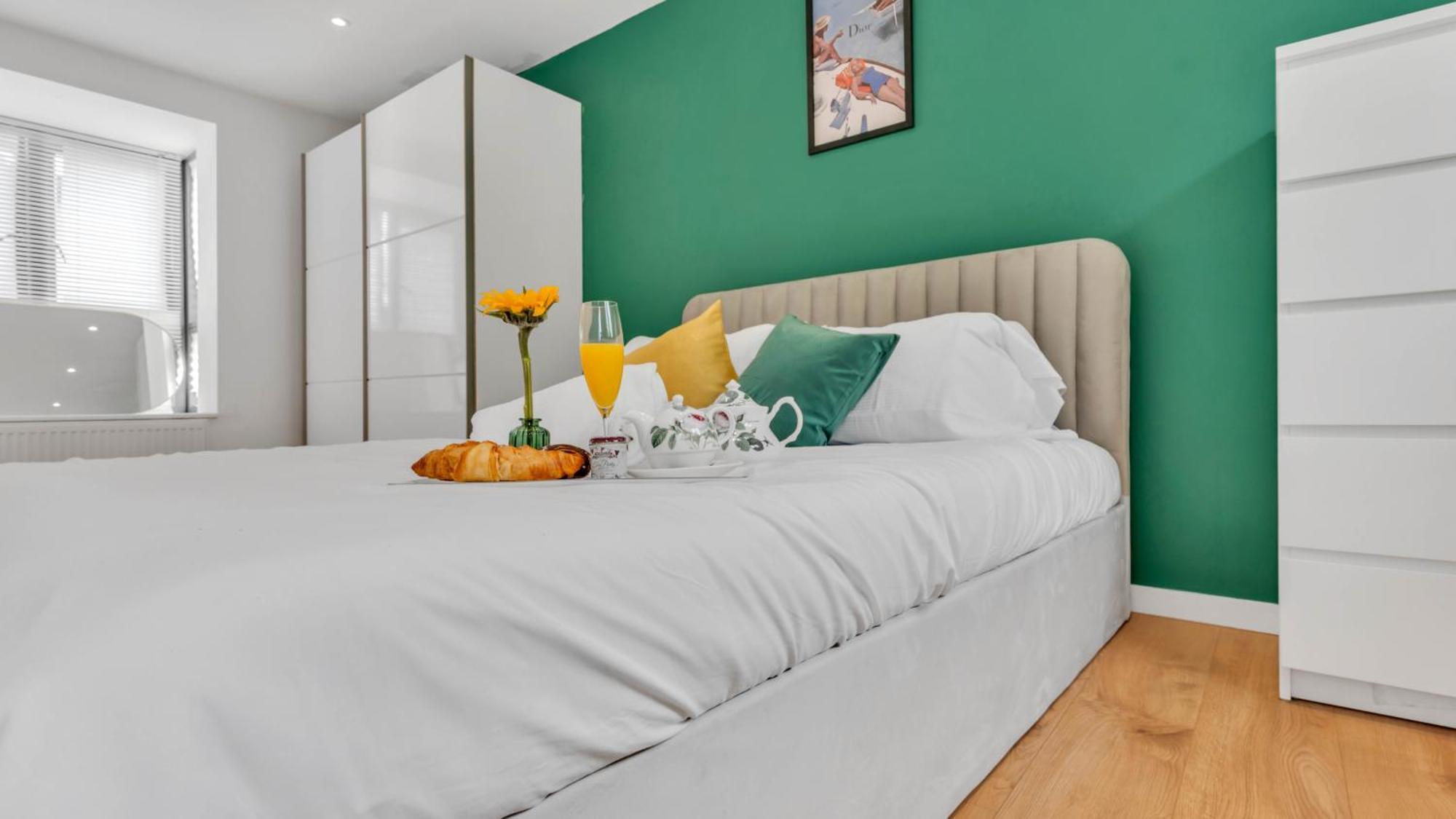 Newly Renovated 3- Bed House In City Centre, Secure Private Parking Holiday home *