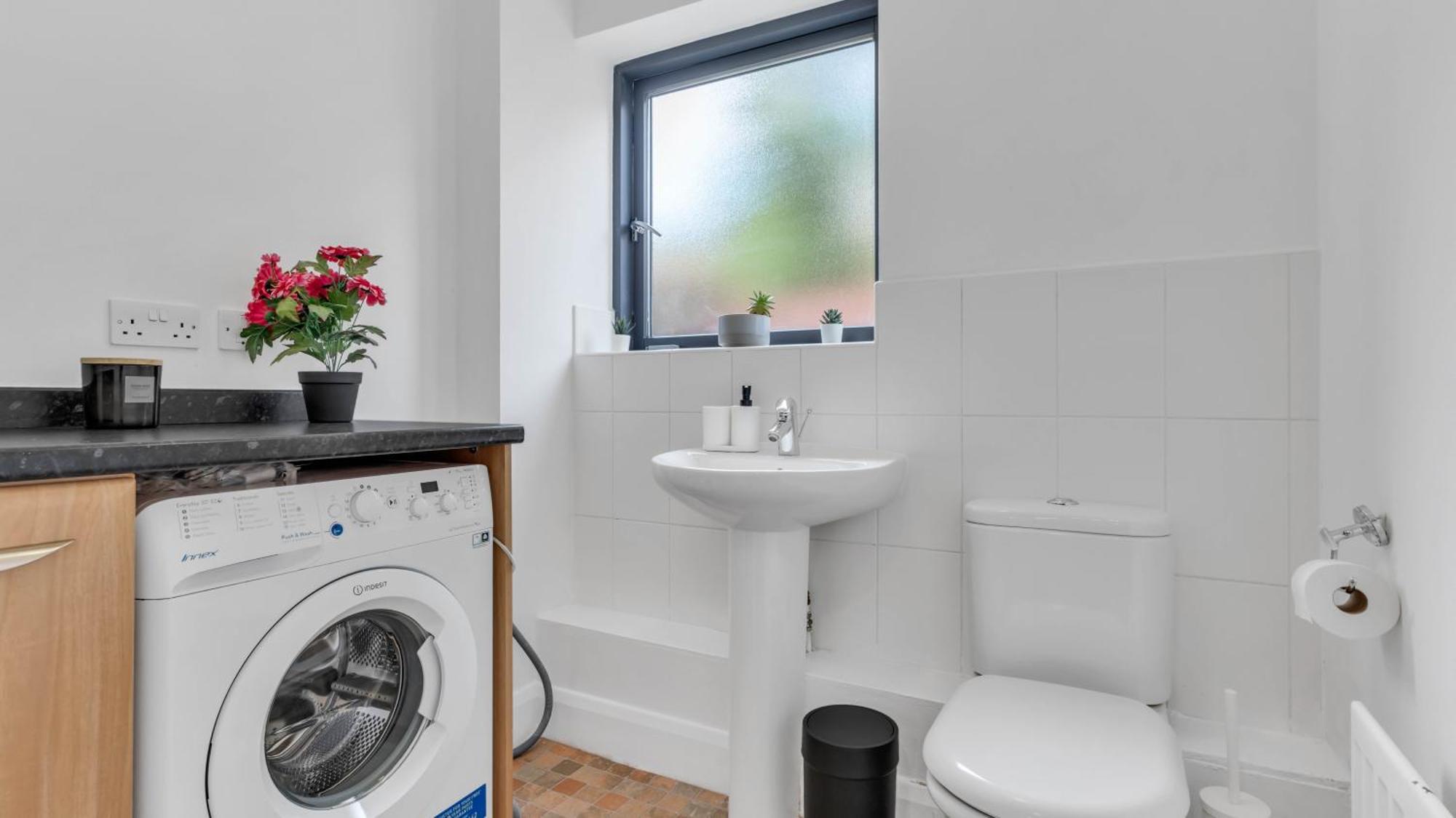 Newly Renovated 3- Bed House In City Centre, Secure Private Parking *