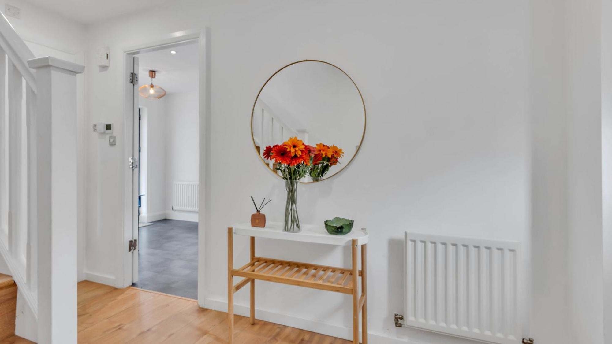 Newly Renovated 3- Bed House In City Centre, Secure Private Parking * Birmingham
