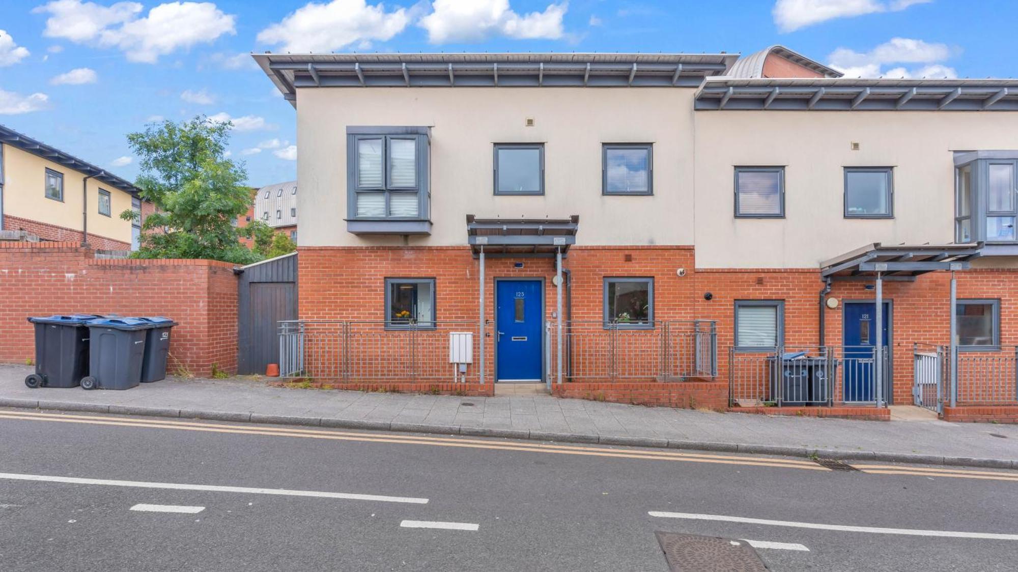 Newly Renovated 3- Bed House In City Centre, Secure Private Parking Holiday home *