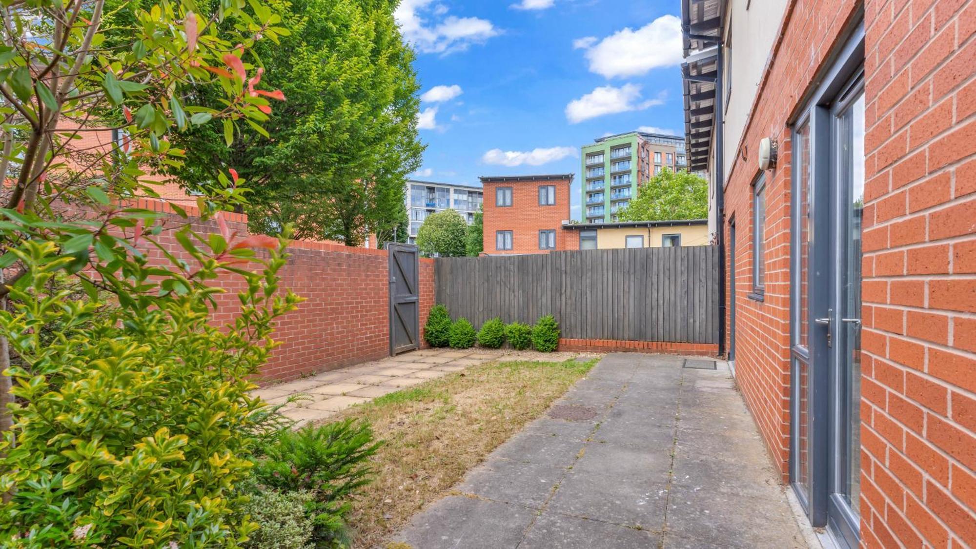 Newly Renovated 3- Bed House In City Centre, Secure Private Parking * Birmingham