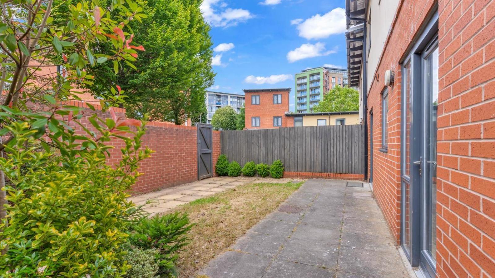 Forest Green Elegance- King Size Bed- Free Parking- Games- Ideal For Groups And Families * Birmingham